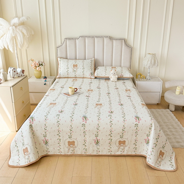 91家纺网 家纺一手货源 找家纺 LIFE.丽芙 2025新款A类四季可用A版全棉数码印花B版牛奶绒单件夹棉炕盖床盖三件套 床盖-花丛熊宝