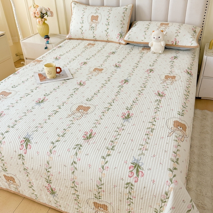 91家纺网 家纺一手货源 找家纺 LIFE.丽芙 2025新款A类四季可用A版全棉数码印花B版牛奶绒单件夹棉炕盖床盖三件套 床盖-花丛熊宝