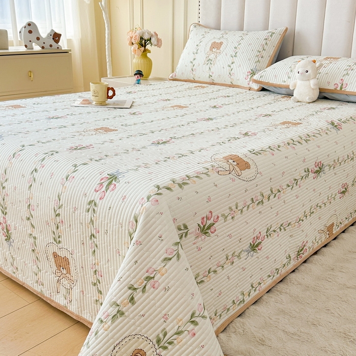 91家纺网 家纺一手货源 找家纺 LIFE.丽芙 2025新款A类四季可用A版全棉数码印花B版牛奶绒单件夹棉炕盖床盖三件套 床盖-花丛熊宝