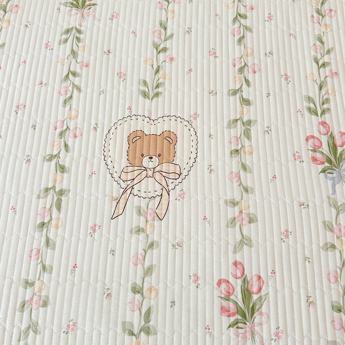 91家纺网 家纺一手货源 找家纺 LIFE.丽芙 2025新款A类四季可用A版全棉数码印花B版牛奶绒单件夹棉炕盖床盖三件套 床盖-花丛熊宝