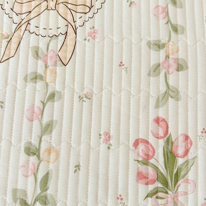 91家纺网 家纺一手货源 找家纺 LIFE.丽芙 2025新款A类四季可用A版全棉数码印花B版牛奶绒单件夹棉炕盖床盖三件套 床盖-花丛熊宝