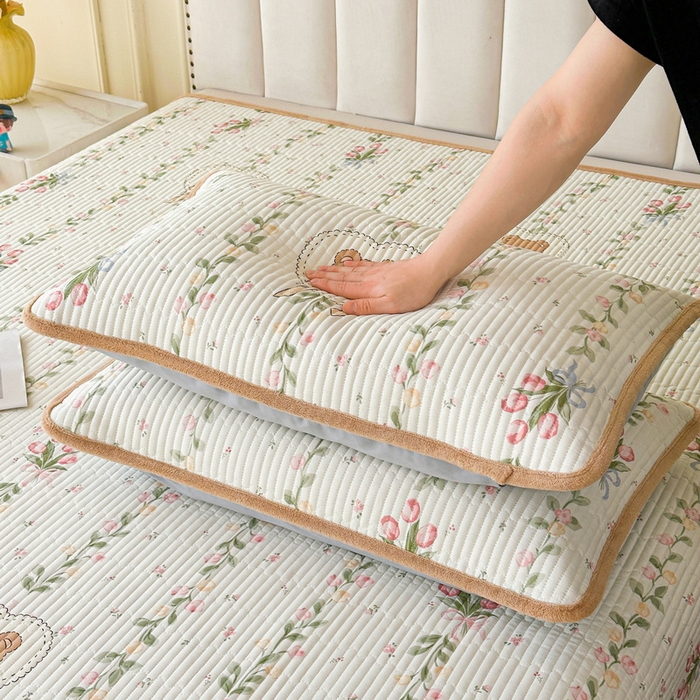 91家纺网 家纺一手货源 找家纺 LIFE.丽芙 2025新款A类四季可用A版全棉数码印花B版牛奶绒单件夹棉炕盖床盖三件套 床盖-花丛熊宝