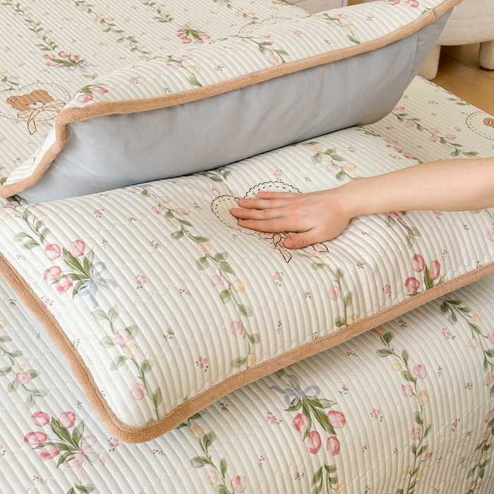 91家纺网 家纺一手货源 找家纺 LIFE.丽芙 2025新款A类四季可用A版全棉数码印花B版牛奶绒单件夹棉炕盖床盖三件套 床盖-花丛熊宝