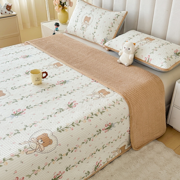 91家纺网 家纺一手货源 找家纺 LIFE.丽芙 2025新款A类四季可用A版全棉数码印花B版牛奶绒单件夹棉炕盖床盖三件套 床盖-花丛熊宝