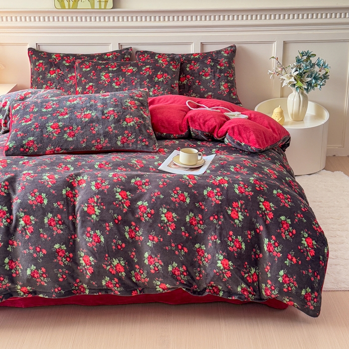 91家纺网 家纺一手货源 找家纺 仟岸家纺 2025新款牛奶绒印花四件套 花妖黑