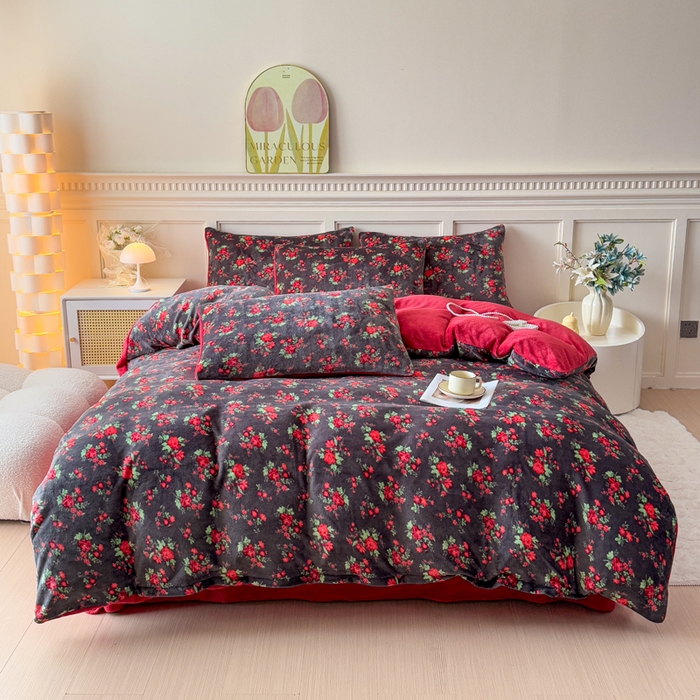 91家纺网 家纺一手货源 找家纺 仟岸家纺 2025新款牛奶绒印花四件套 花妖黑