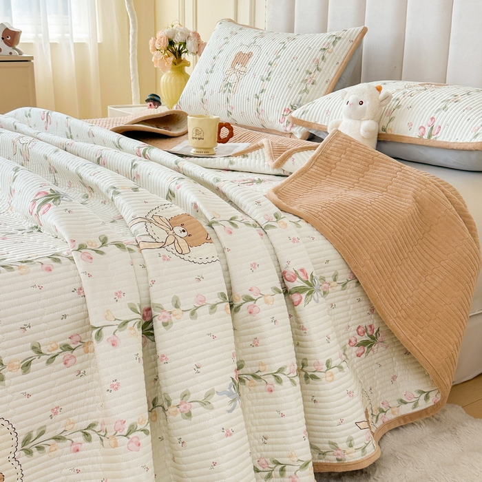 91家纺网 家纺一手货源 找家纺 LIFE.丽芙 2025新款A类四季可用A版全棉数码印花B版牛奶绒单件夹棉炕盖床盖三件套 床盖-花丛熊宝