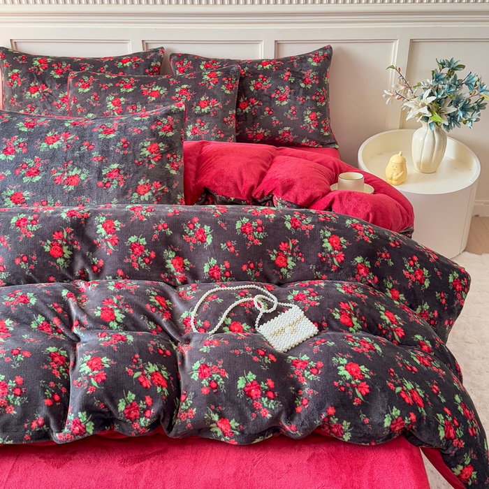 91家纺网 家纺一手货源 找家纺 仟岸家纺 2025新款牛奶绒印花四件套 花妖黑