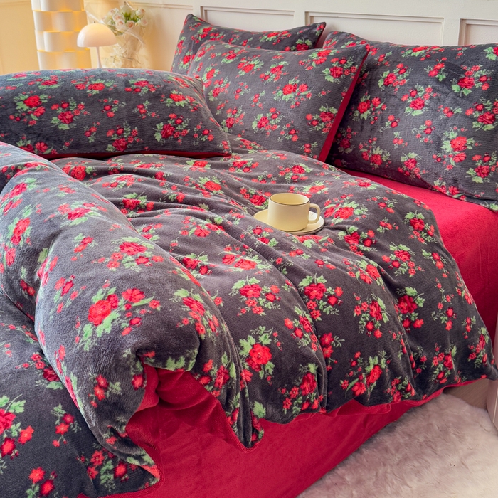 91家纺网 家纺一手货源 找家纺 仟岸家纺 2025新款牛奶绒印花四件套 花妖黑