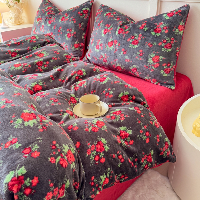 91家纺网 家纺一手货源 找家纺 仟岸家纺 2025新款牛奶绒印花四件套 花妖黑