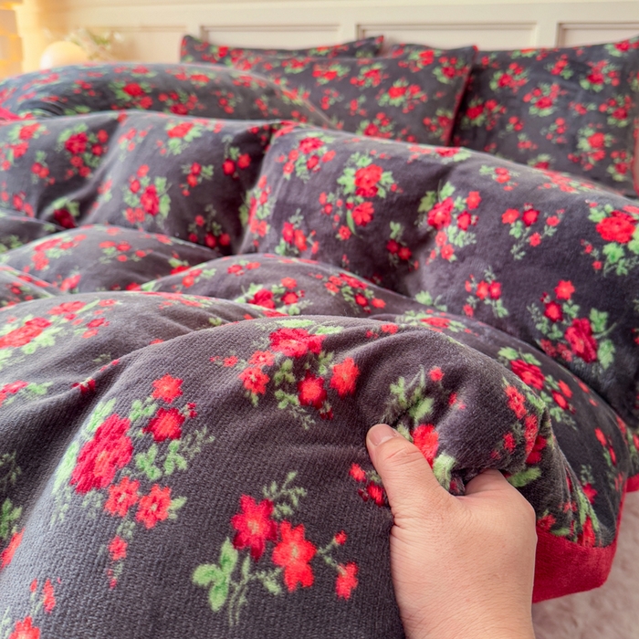 91家纺网 家纺一手货源 找家纺 仟岸家纺 2025新款牛奶绒印花四件套 花妖黑