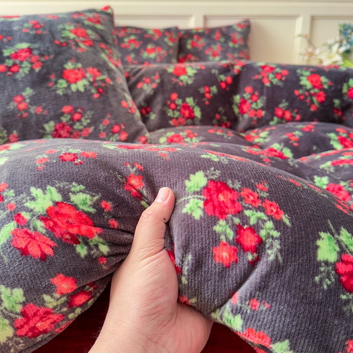 91家纺网 家纺一手货源 找家纺 仟岸家纺 2025新款牛奶绒印花四件套 花妖黑