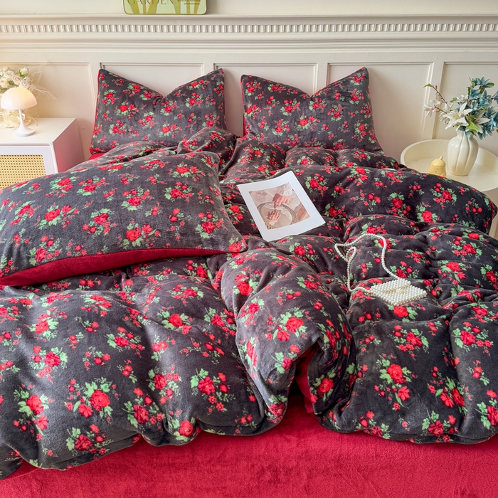 91家纺网 家纺一手货源 找家纺 仟岸家纺 2025新款牛奶绒印花四件套 花妖黑