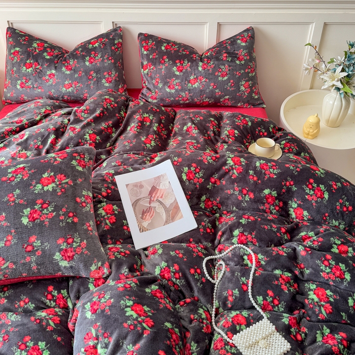 91家纺网 家纺一手货源 找家纺 仟岸家纺 2025新款牛奶绒印花四件套 花妖黑