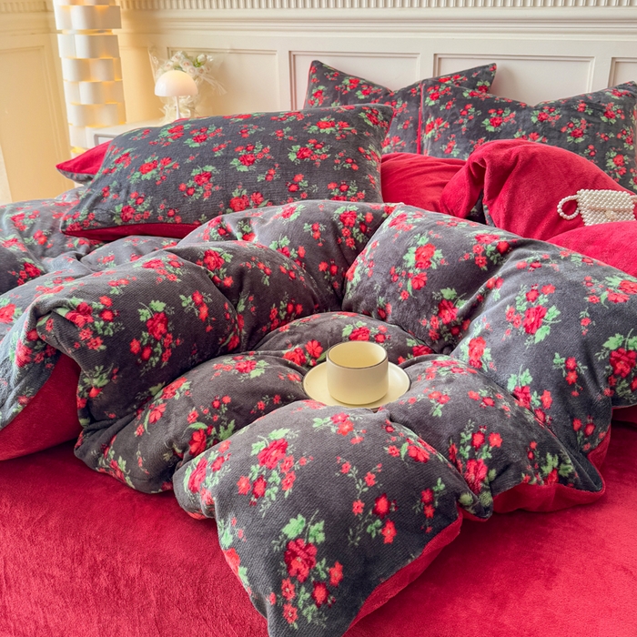 91家纺网 家纺一手货源 找家纺 仟岸家纺 2025新款牛奶绒印花四件套 花妖黑