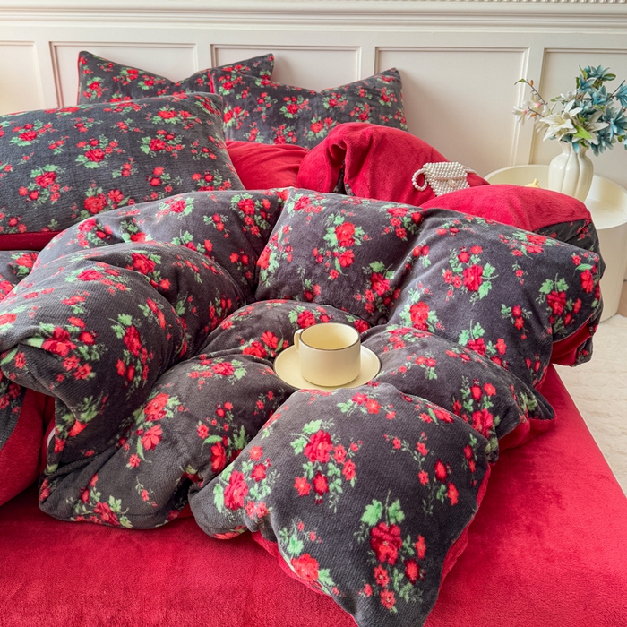 91家纺网 家纺一手货源 找家纺 仟岸家纺 2025新款牛奶绒印花四件套 花妖黑