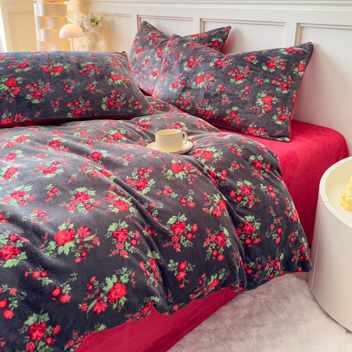 91家纺网 家纺一手货源 找家纺 仟岸家纺 2025新款牛奶绒印花四件套 花妖黑