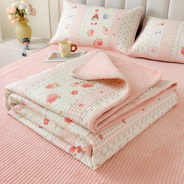 91家纺网 家纺一手货源 找家纺 LIFE.丽芙 2025新款A类四季可用A版全棉数码印花B版牛奶绒单件夹棉炕盖床盖三件套 床盖-爱心小妹