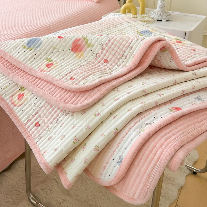 91家纺网 家纺一手货源 找家纺 LIFE.丽芙 2025新款A类四季可用A版全棉数码印花B版牛奶绒单件夹棉炕盖床盖三件套 床盖-爱心小妹