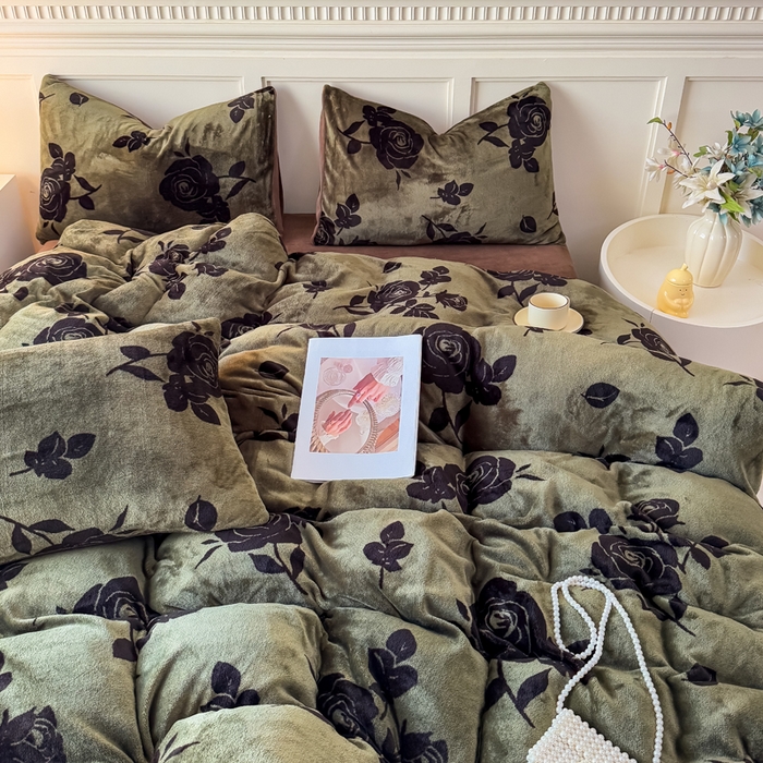 91家纺网 家纺一手货源 找家纺 仟岸家纺 2025新款牛奶绒印花四件套 花枝绿