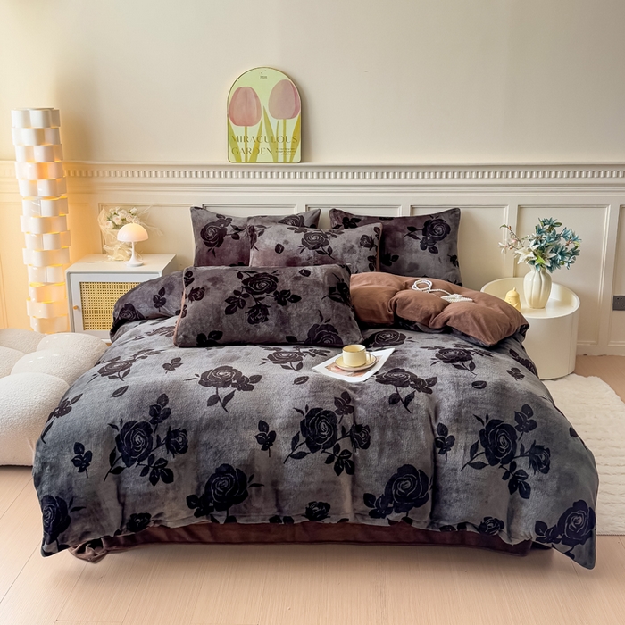 91家纺网 家纺一手货源 找家纺 仟岸家纺 2025新款牛奶绒印花四件套 玫瑰灰