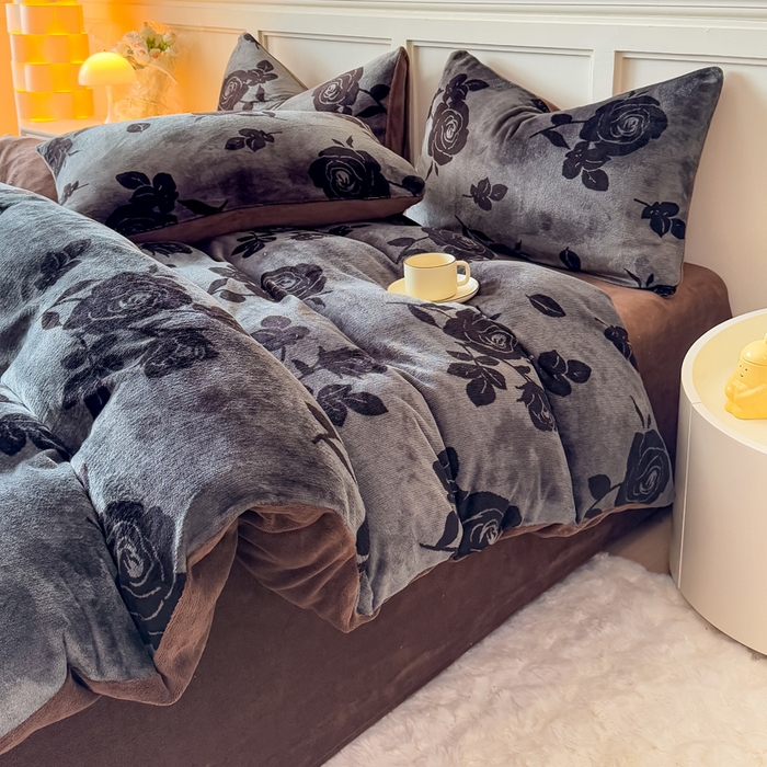 91家纺网 家纺一手货源 找家纺 仟岸家纺 2025新款牛奶绒印花四件套 玫瑰灰