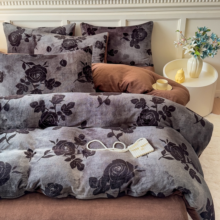 91家纺网 家纺一手货源 找家纺 仟岸家纺 2025新款牛奶绒印花四件套 玫瑰灰