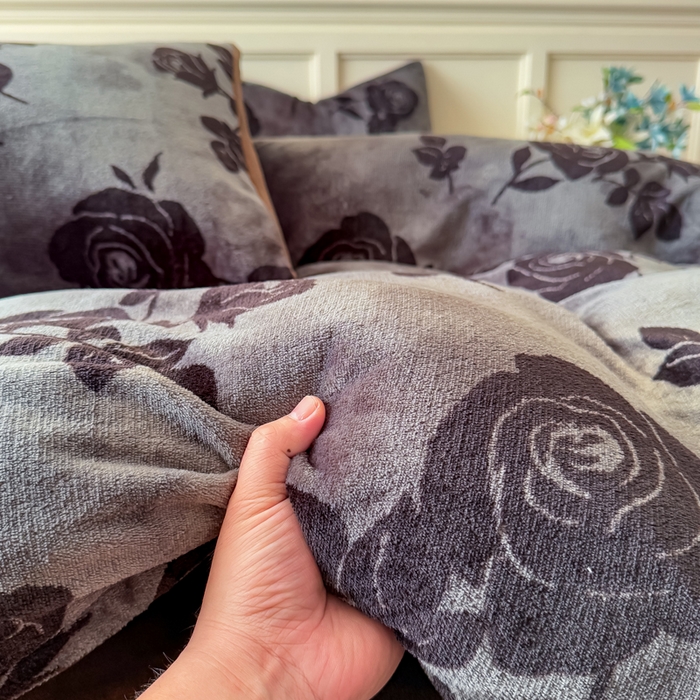 91家纺网 家纺一手货源 找家纺 仟岸家纺 2025新款牛奶绒印花四件套 玫瑰灰