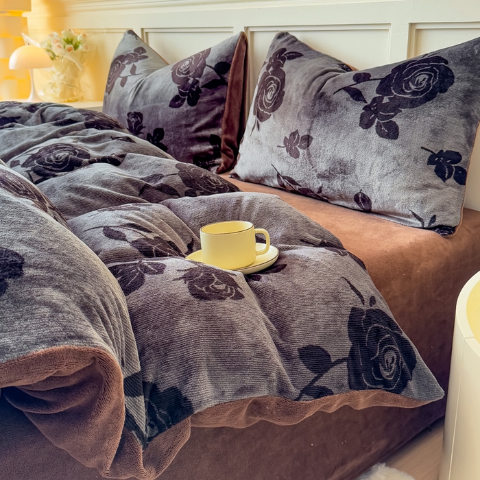 91家纺网 家纺一手货源 找家纺 仟岸家纺 2025新款牛奶绒印花四件套 玫瑰灰