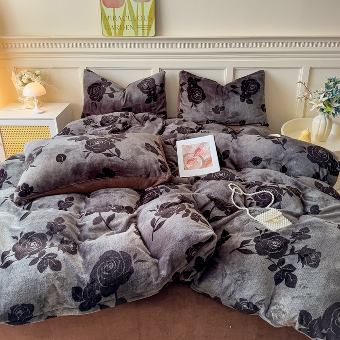 91家纺网 家纺一手货源 找家纺 仟岸家纺 2025新款牛奶绒印花四件套 玫瑰灰