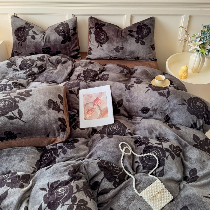 91家纺网 家纺一手货源 找家纺 仟岸家纺 2025新款牛奶绒印花四件套 玫瑰灰