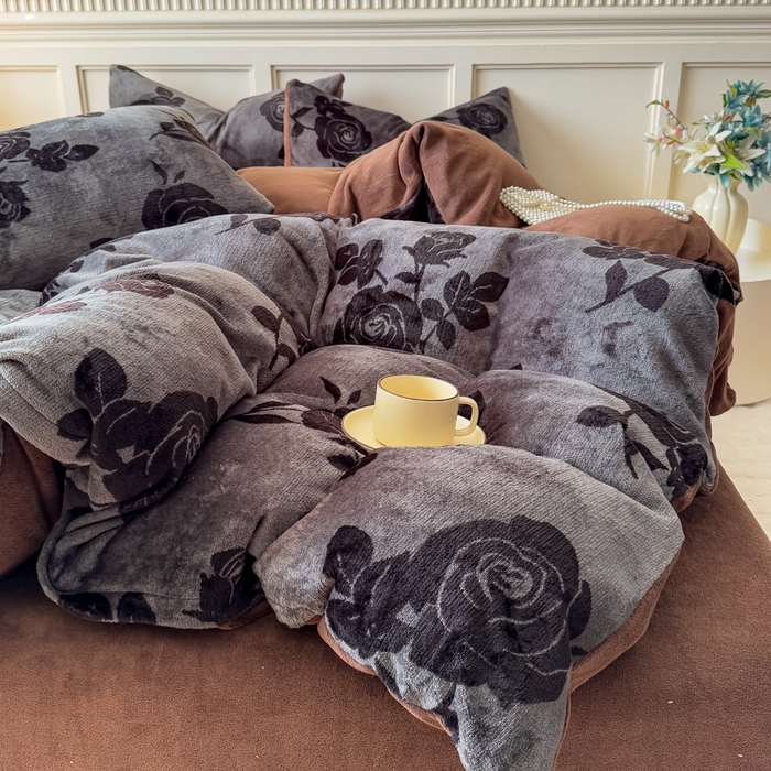 91家纺网 家纺一手货源 找家纺 仟岸家纺 2025新款牛奶绒印花四件套 玫瑰灰