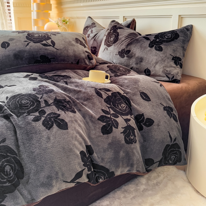 91家纺网 家纺一手货源 找家纺 仟岸家纺 2025新款牛奶绒印花四件套 玫瑰灰