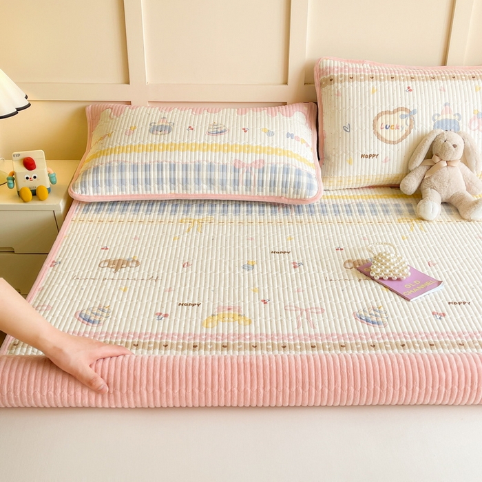 91家纺网 家纺一手货源 找家纺 LIFE.丽芙 2025新款A类四季可用A版全棉数码印花B版牛奶绒单件夹棉床褥垫三件套 床褥垫-乐园