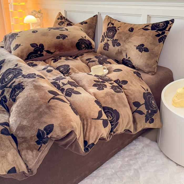 91家纺网 家纺一手货源 找家纺 仟岸家纺 2025新款牛奶绒印花四件套 玫瑰咖