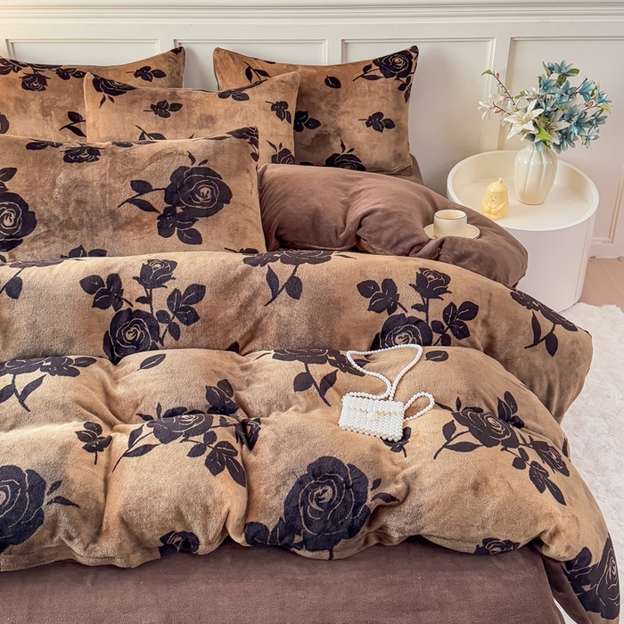 91家纺网 家纺一手货源 找家纺 仟岸家纺 2025新款牛奶绒印花四件套 玫瑰咖