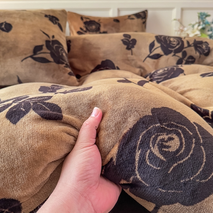 91家纺网 家纺一手货源 找家纺 仟岸家纺 2025新款牛奶绒印花四件套 玫瑰咖