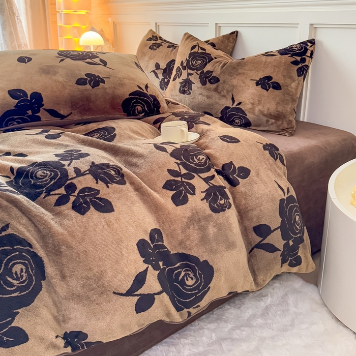 91家纺网 家纺一手货源 找家纺 仟岸家纺 2025新款牛奶绒印花四件套 玫瑰咖