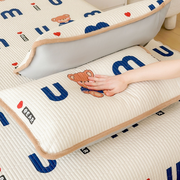 91家纺网 家纺一手货源 找家纺 LIFE.丽芙 2025新款A类四季可用A版全棉数码印花B版牛奶绒单件夹棉炕盖床盖三件套 床盖-妙妙熊