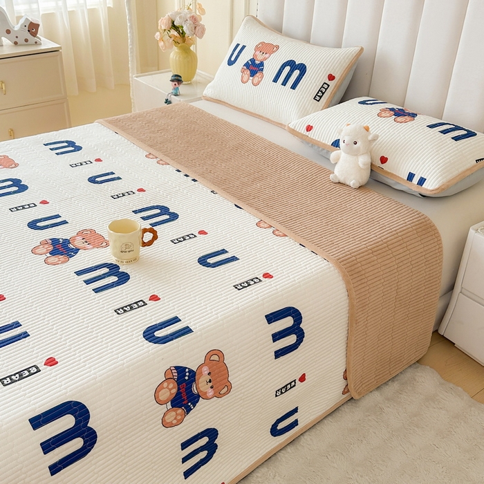 91家纺网 家纺一手货源 找家纺 LIFE.丽芙 2025新款A类四季可用A版全棉数码印花B版牛奶绒单件夹棉炕盖床盖三件套 床盖-妙妙熊