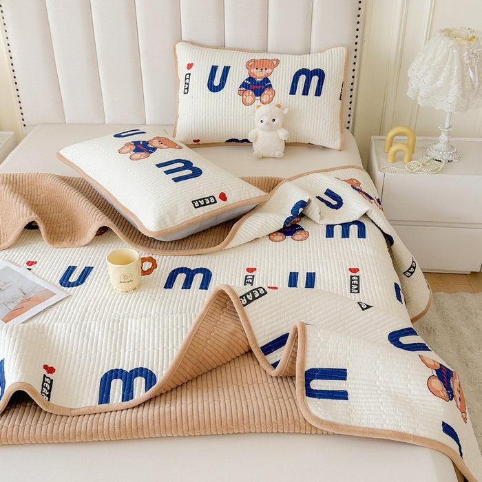 91家纺网 家纺一手货源 找家纺 LIFE.丽芙 2025新款A类四季可用A版全棉数码印花B版牛奶绒单件夹棉炕盖床盖三件套 床盖-妙妙熊