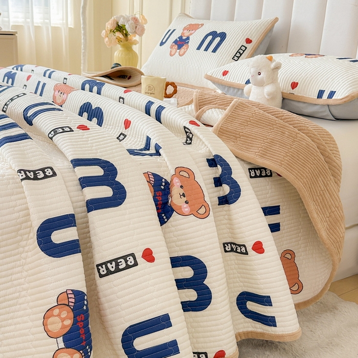 91家纺网 家纺一手货源 找家纺 LIFE.丽芙 2025新款A类四季可用A版全棉数码印花B版牛奶绒单件夹棉炕盖床盖三件套 床盖-妙妙熊