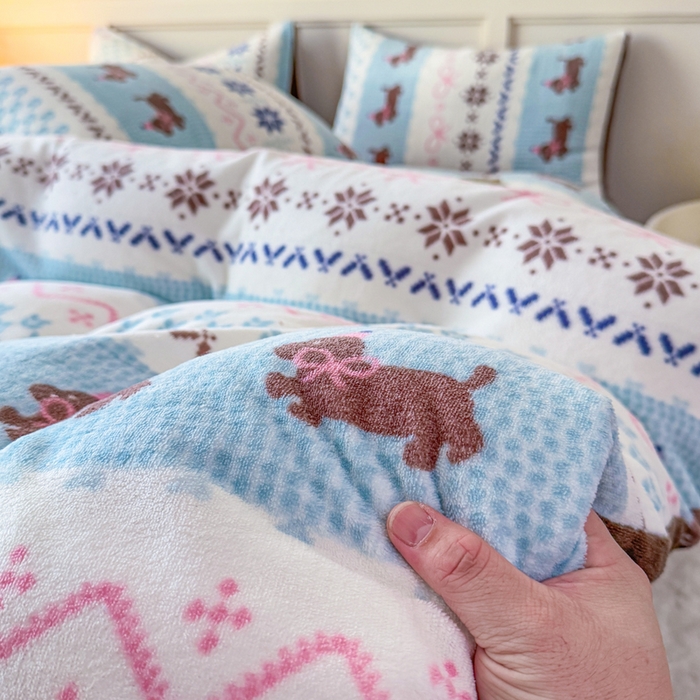 91家纺网 家纺一手货源 找家纺 仟岸家纺 2025新款牛奶绒印花四件套 顽皮狗