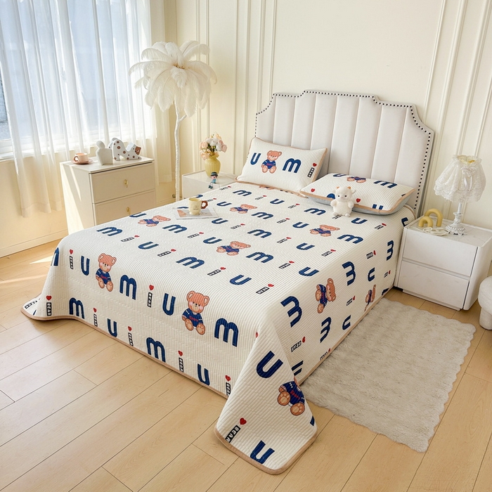 91家纺网 家纺一手货源 找家纺 LIFE.丽芙 2025新款A类四季可用A版全棉数码印花B版牛奶绒单件夹棉炕盖床盖三件套 床盖-妙妙熊