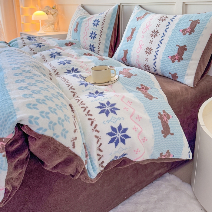 91家纺网 家纺一手货源 找家纺 仟岸家纺 2025新款牛奶绒印花四件套 顽皮狗