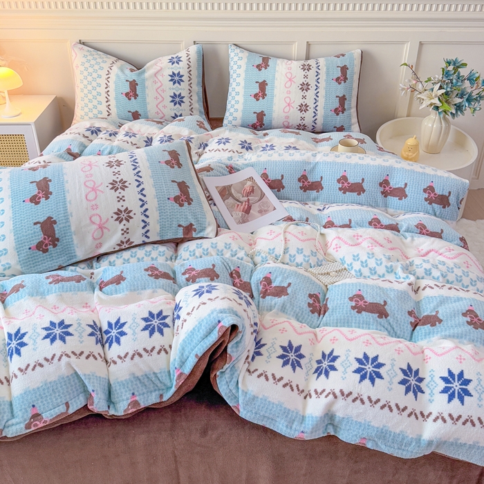 91家纺网 家纺一手货源 找家纺 仟岸家纺 2025新款牛奶绒印花四件套 顽皮狗