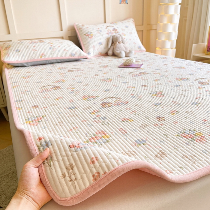 91家纺网 家纺一手货源 找家纺 LIFE.丽芙 2025新款A类四季可用A版全棉数码印花B版牛奶绒单件夹棉床褥垫三件套 床褥垫-浪漫花丛