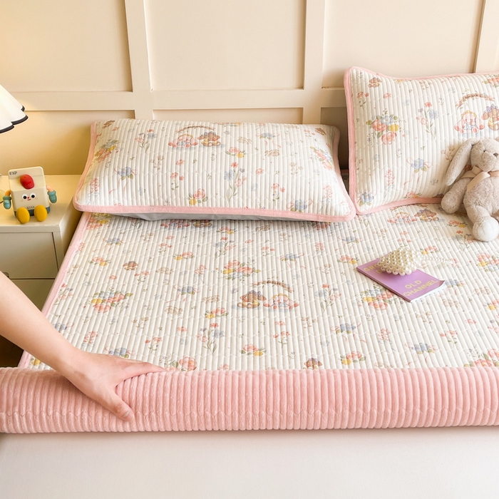 91家纺网 家纺一手货源 找家纺 LIFE.丽芙 2025新款A类四季可用A版全棉数码印花B版牛奶绒单件夹棉床褥垫三件套 床褥垫-浪漫花丛