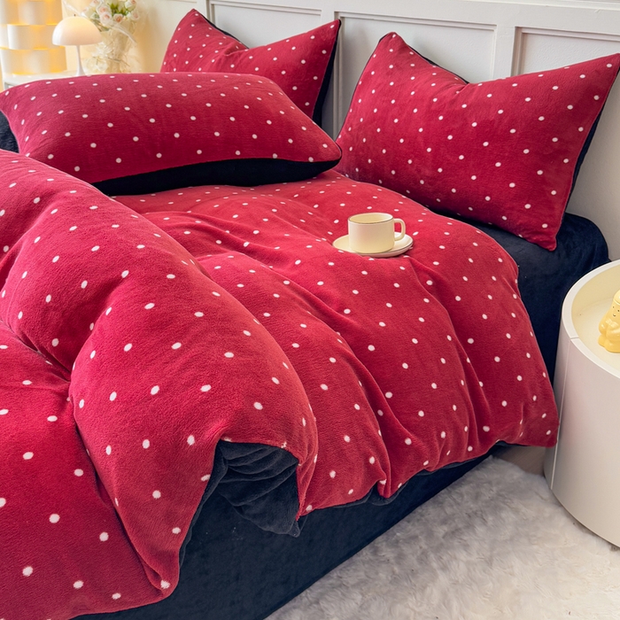 91家纺网 家纺一手货源 找家纺 仟岸家纺 2025新款牛奶绒印花四件套 小点点