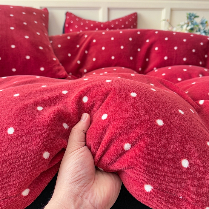 91家纺网 家纺一手货源 找家纺 仟岸家纺 2025新款牛奶绒印花四件套 小点点